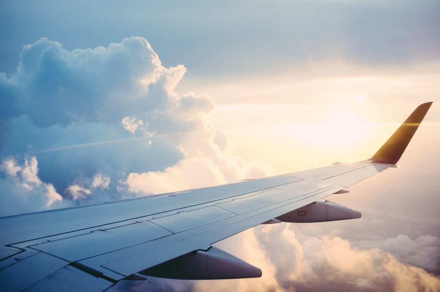 Aile d’un avion au-dessus des nuages.