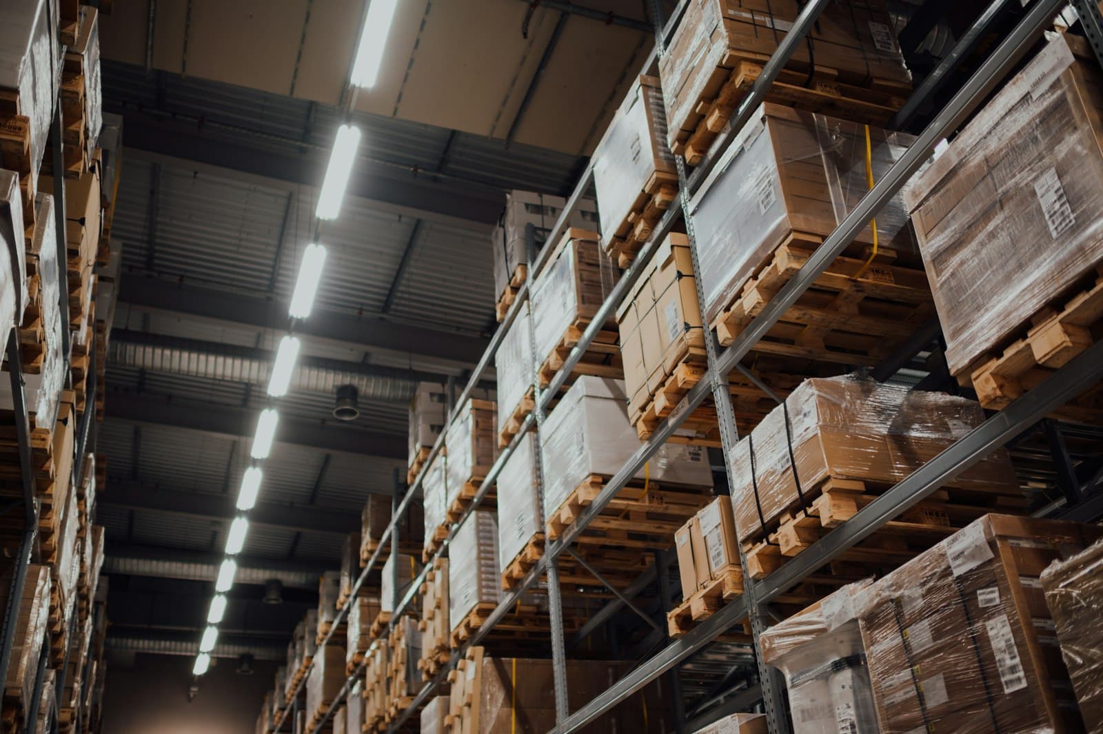 Palettes de cartons regroupées dans un entrepôt.