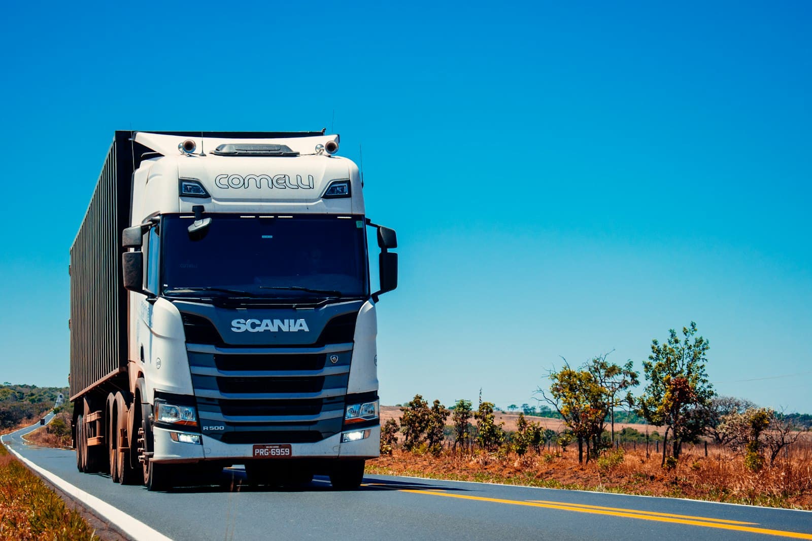 Poids lourd sur une route, pour le transport de marchandises.