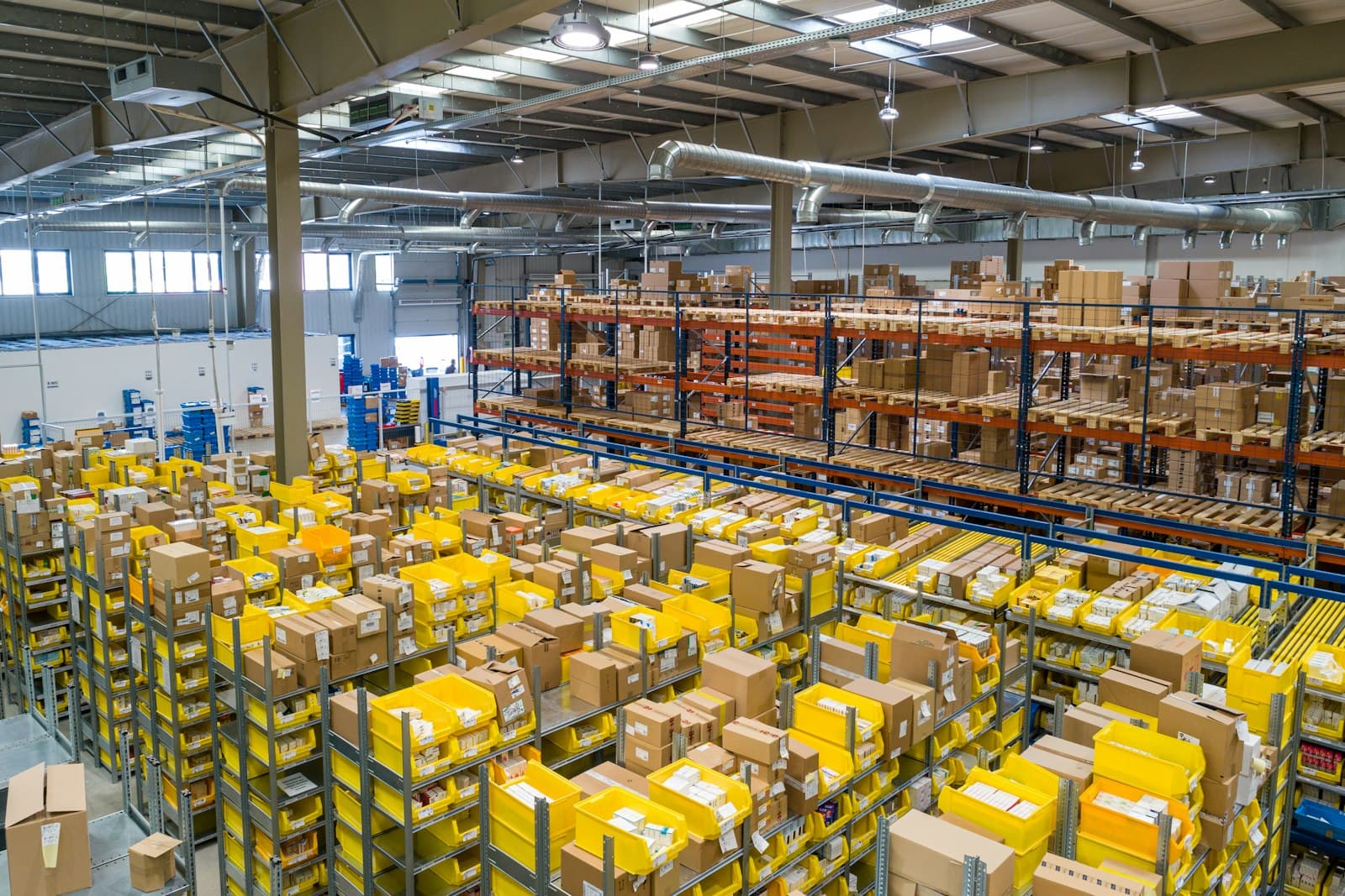 Allées d’un entrepôt et rayonnages de marchandises.